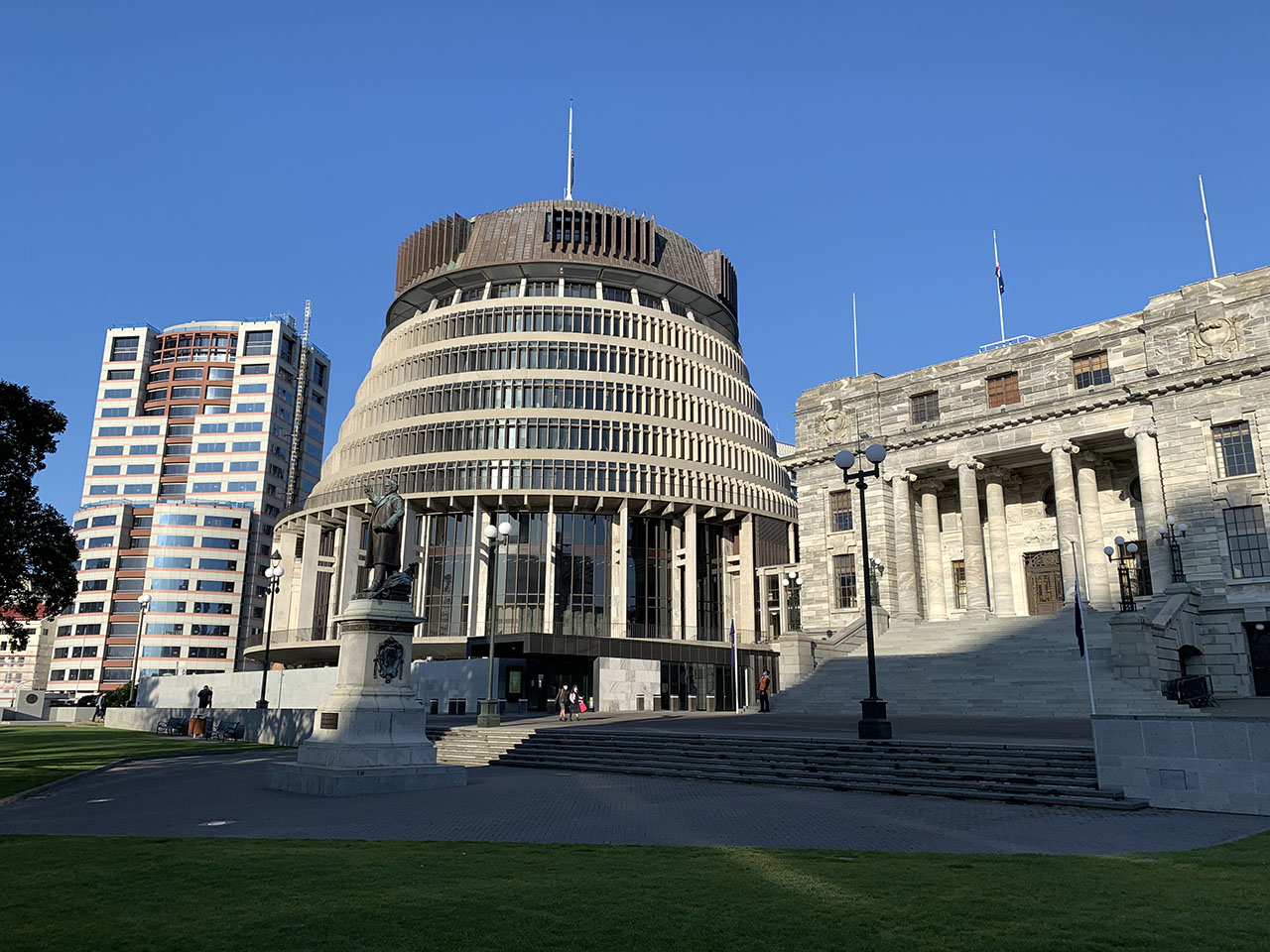 New Zealand Parliament Buildings. Tom Ackroyd, CC BY-SA 4.0, via Wikimedia Commons