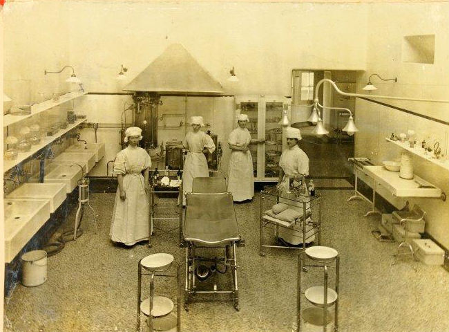 Nursing Staff ‘scrubbed up’ in the North Theatre, St Thomas’ Hospital, 1908. Florence Nightingale Museum Trust.