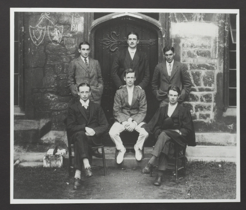 Vlieland photographed in 1911 as a member of Balliol College’s tennis team (front left). Vlieland collection.