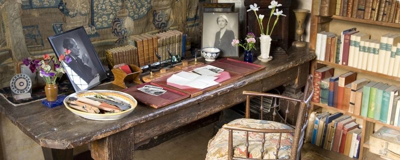 Vita Sackville-West's desk at Sissinghurst Castle Garden with photos of Virginia Woolf and Harold Nicholson | © National Trust Images/Jonathan Buckley