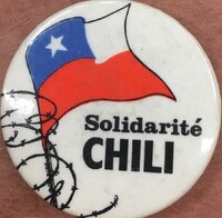 Pin with the flag of Chili wrapped in barbed wire and text reading “Solidarité Chili”.