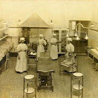 Nursing Staff ‘scrubbed up’ in the North Theatre, St Thomas’ Hospital, 1908. Florence Nightingale Museum Trust.