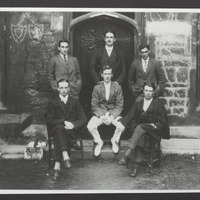 Vlieland photographed in 1911 as a member of Balliol College’s tennis team (front left). Vlieland collection.